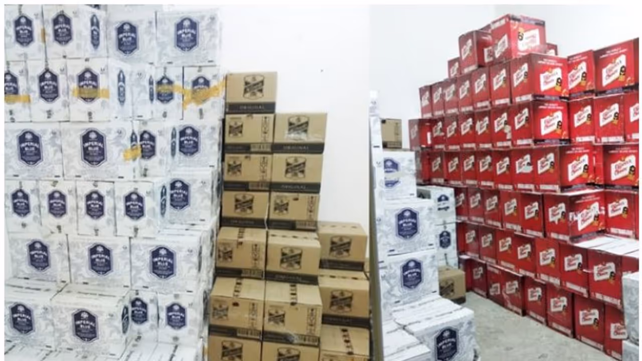 വന്തോതില് മദ്യവില്പ്പന; റെയ്ഡിനിടെ പ്രവാസി തൊഴിലാളികള് അറസ്റ്റില് വന്തോതില് മദ്യവില്പ്പന; റെയ്ഡിനിടെ പ്രവാസി തൊഴിലാളികള് അറസ്റ്റില്