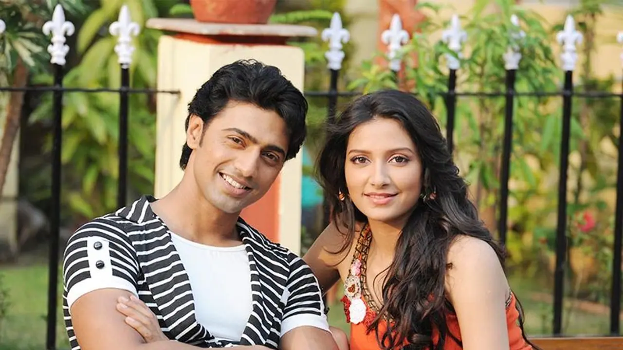 গাঢ় চুম্বনে মত্ত দেব শুভশ্রী, ঘনিষ্ঠ ছবি ভাইরাল হতেই সুখবর দিলেন 'ধূমকেতু' প্রযোজক