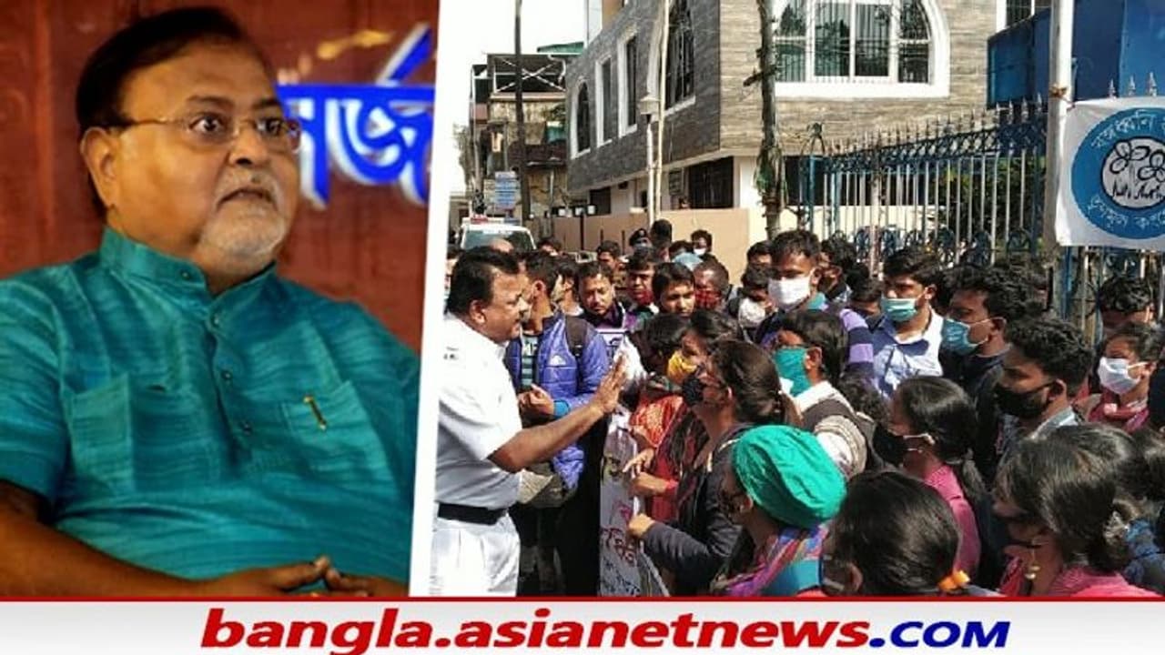 চাকরির দাবিতে জমায়েত, শিক্ষামন্ত্রীর বাড়ির সামনে এসএসসি পার্থীদের বিক্ষোভ চাকরির দাবিতে জমায়েত, শিক্ষামন্ত্রীর বাড়ির সামনে এসএসসি পার্থীদের বিক্ষোভ