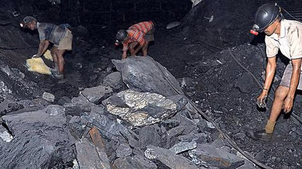 సింగరేణి గనిలో ప్రమాదం.. పైకప్పు కూలి ఇద్దరు కార్మికులు దుర్మరణం సింగరేణి గనిలో ప్రమాదం.. పైకప్పు కూలి ఇద్దరు కార్మికులు దుర్మరణం