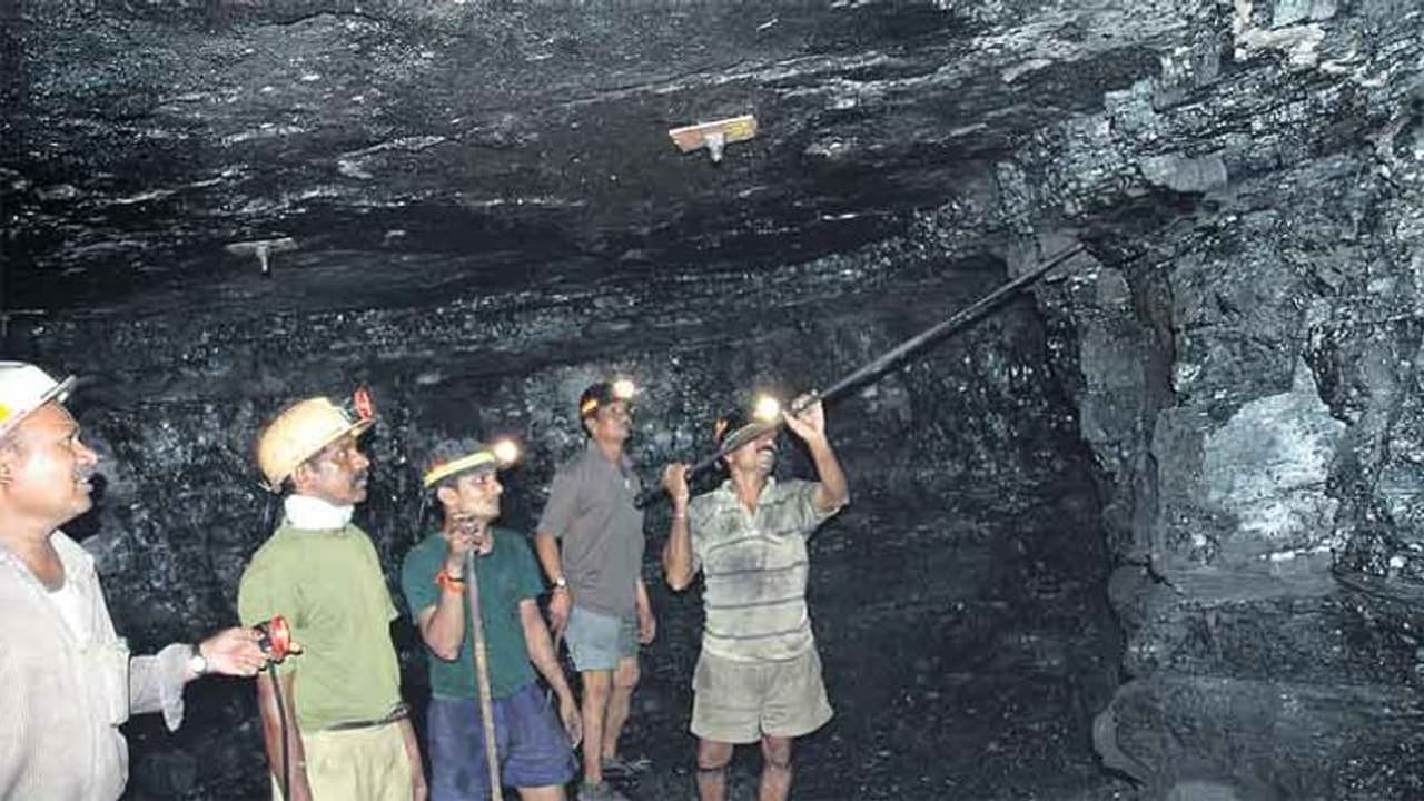 యాజమాన్యంతో సింగరేణి కార్మికుల చర్చలు విఫలం, బంతి కేంద్రం కోర్టులో.... సమ్మె యథాతథం యాజమాన్యంతో సింగరేణి కార్మికుల చర్చలు విఫలం, బంతి కేంద్రం కోర్టులో.... సమ్మె యథాతథం