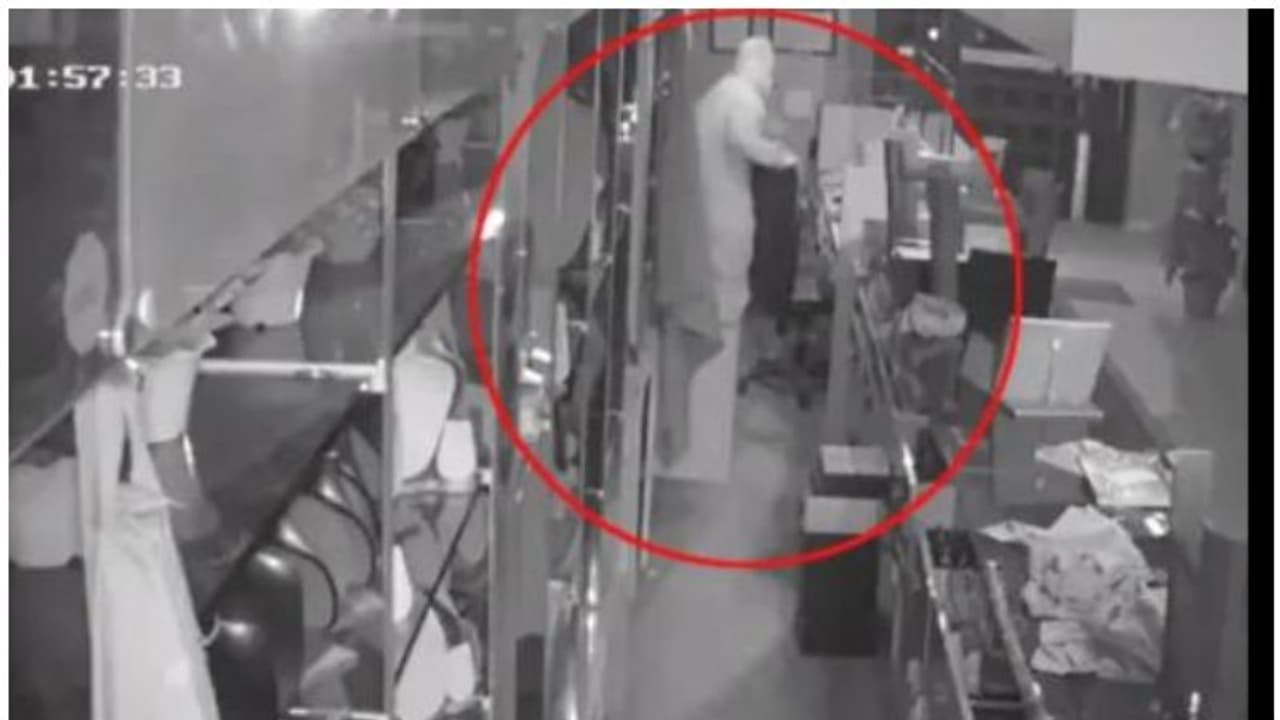 അഞ്ച് കാവല്ക്കാരെ കബളിപ്പിച്ച് 25 കിലോ സ്വര്ണവുമായി മുങ്ങിയ മോഷ്ടാവ് പൊലീസ് പിടിയില് അഞ്ച് കാവല്ക്കാരെ കബളിപ്പിച്ച് 25 കിലോ സ്വര്ണവുമായി മുങ്ങിയ മോഷ്ടാവ് പൊലീസ് പിടിയില്