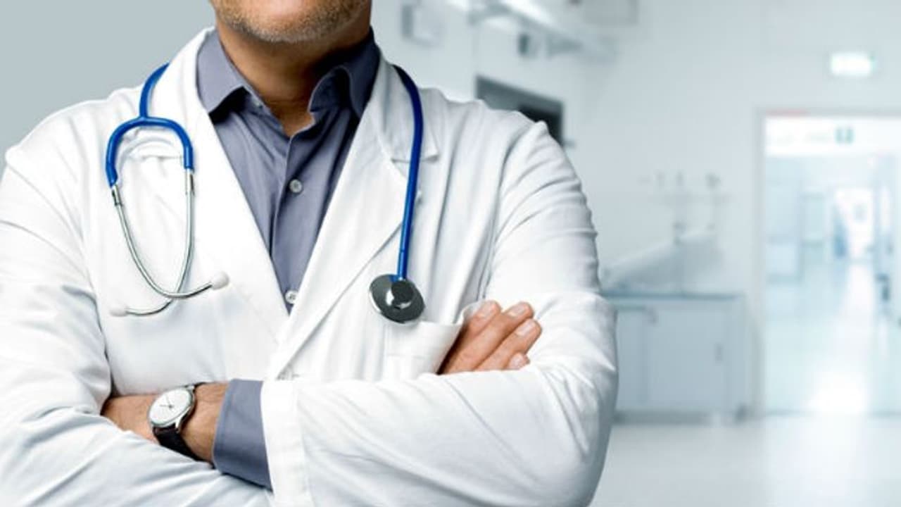 ಹುಬ್ಬಳ್ಳಿ: ಬೀದಿಗೆ ಬಂತು ಖ್ಯಾತ ವೈದ್ಯ ದಂಪತಿಯ ಕೌಟುಂಬಿಕ ಕಲಹ..! ಹುಬ್ಬಳ್ಳಿ: ಬೀದಿಗೆ ಬಂತು ಖ್ಯಾತ ವೈದ್ಯ ದಂಪತಿಯ ಕೌಟುಂಬಿಕ ಕಲಹ..!