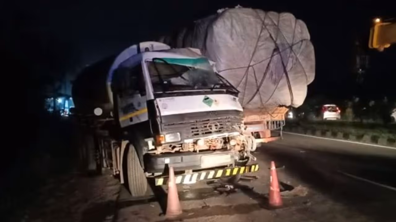 തൃശ്ശൂരിൽ ദേശീയപാതയിൽ ലോറികൾ തമ്മിൽ കൂട്ടിയിടിച്ചു; ചോർച്ചയെന്ന് ആദ്യം സംശയം, ഭീതിയൊഴിഞ്ഞു തൃശ്ശൂരിൽ ദേശീയപാതയിൽ ലോറികൾ തമ്മിൽ കൂട്ടിയിടിച്ചു; ചോർച്ചയെന്ന് ആദ്യം സംശയം, ഭീതിയൊഴിഞ്ഞു