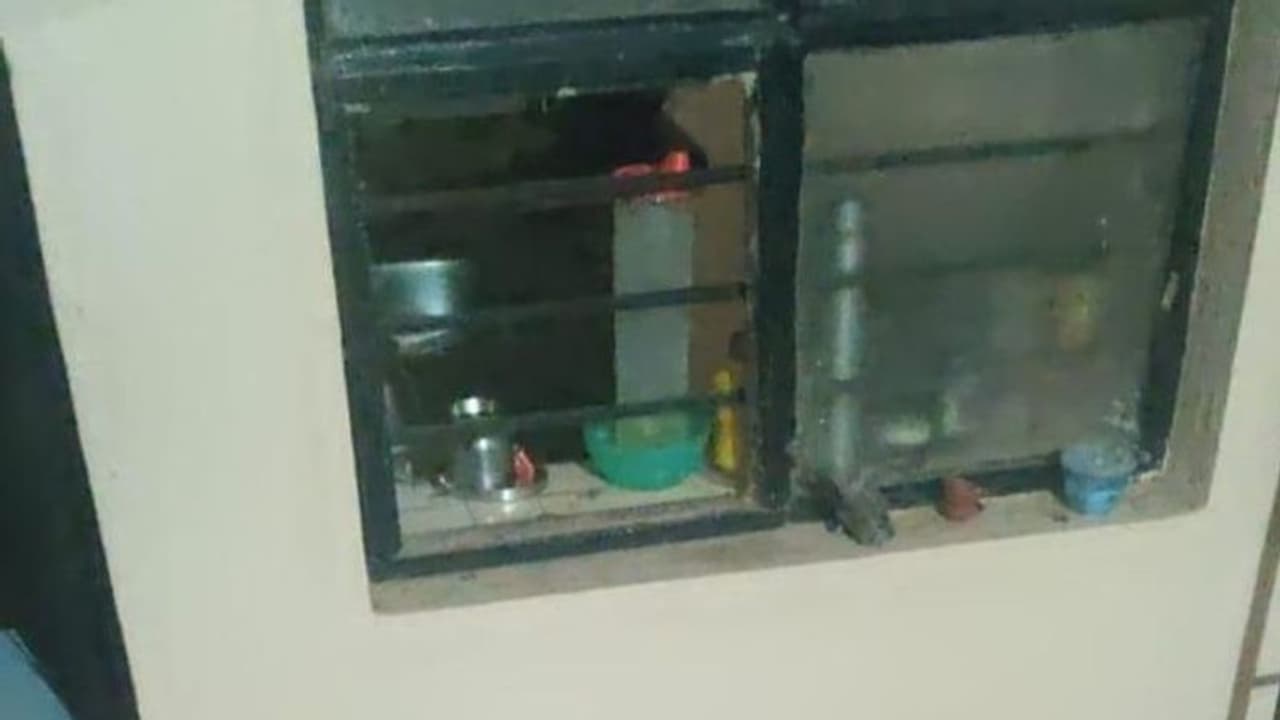 कर्नाटक: इतना तेज धमाका की टूट गईं कांच की खिड़कियां, लोगों को लगा भूकंप आया, 8 लोगों की मौत कर्नाटक: इतना तेज धमाका की टूट गईं कांच की खिड़कियां, लोगों को लगा भूकंप आया, 8 लोगों की मौत