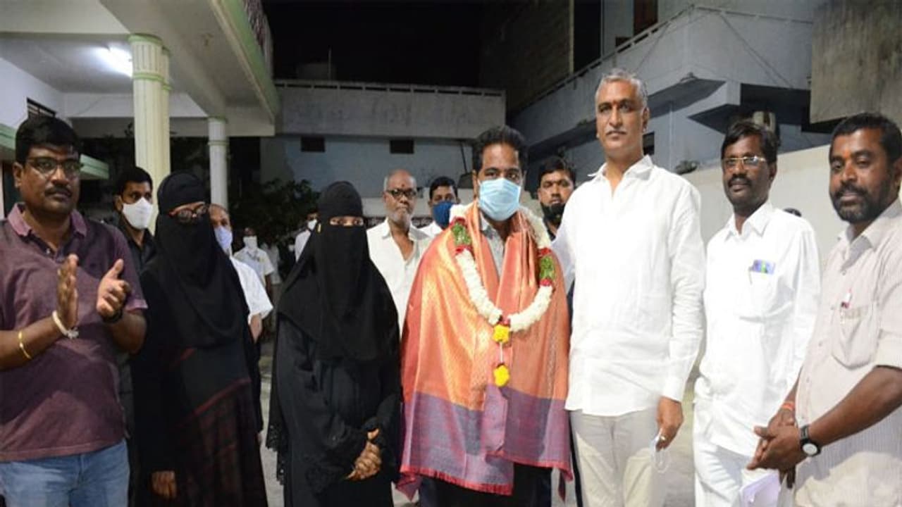 డబుల్ బెడ్రూం ఇంటిని తిరస్కరించిన మహిళ.. హరీశ్ రావు ప్రశంసలు డబుల్ బెడ్రూం ఇంటిని తిరస్కరించిన మహిళ.. హరీశ్ రావు ప్రశంసలు