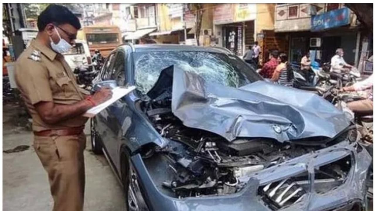 അമിതവേഗം, ആഡംബര കാര്‍ കവര്‍ന്നത് രണ്ട് പൊലീസുകാരുടെ ജീവന്‍; ദൃശ്യങ്ങള്‍ പുറത്ത്!