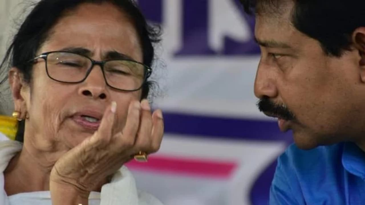 রাজ্যপালের সঙ্গে সাক্ষাতই কি কাল হল, রাজীবকে মন্ত্রিসভা থেকে অপসরণ করলেন মমতা রাজ্যপালের সঙ্গে সাক্ষাতই কি কাল হল, রাজীবকে মন্ত্রিসভা থেকে অপসরণ করলেন মমতা