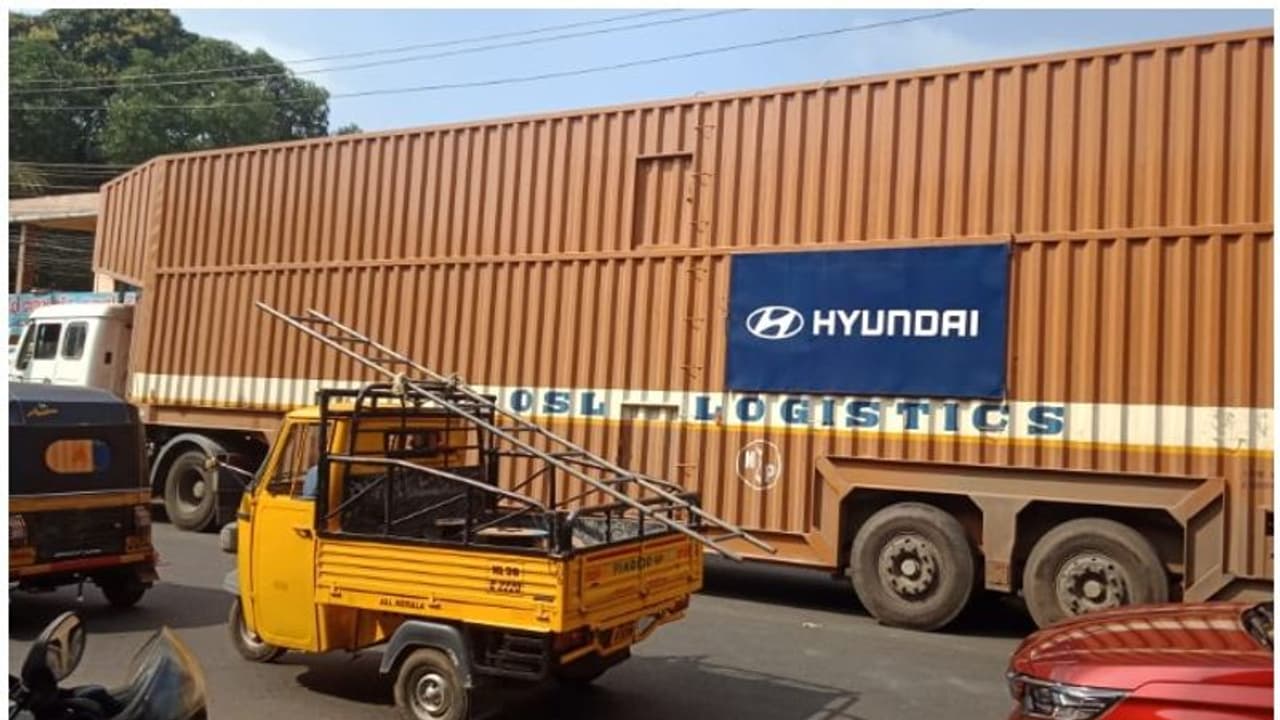 വഴി പറഞ്ഞുകൊടുത്തവര്‍ ചതിച്ചു; പണി കിട്ടി, വഴിയില്‍ കുടുങ്ങി കണ്ടെയ്നര്‍