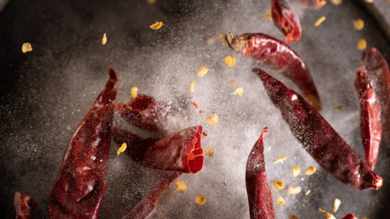 കൂടുതൽ ഇഷ്ടം എരിവുള്ള ഭക്ഷണങ്ങളാണോ? എങ്കിൽ ശ്രദ്ധിക്കൂ കൂടുതൽ ഇഷ്ടം എരിവുള്ള ഭക്ഷണങ്ങളാണോ? എങ്കിൽ ശ്രദ്ധിക്കൂ