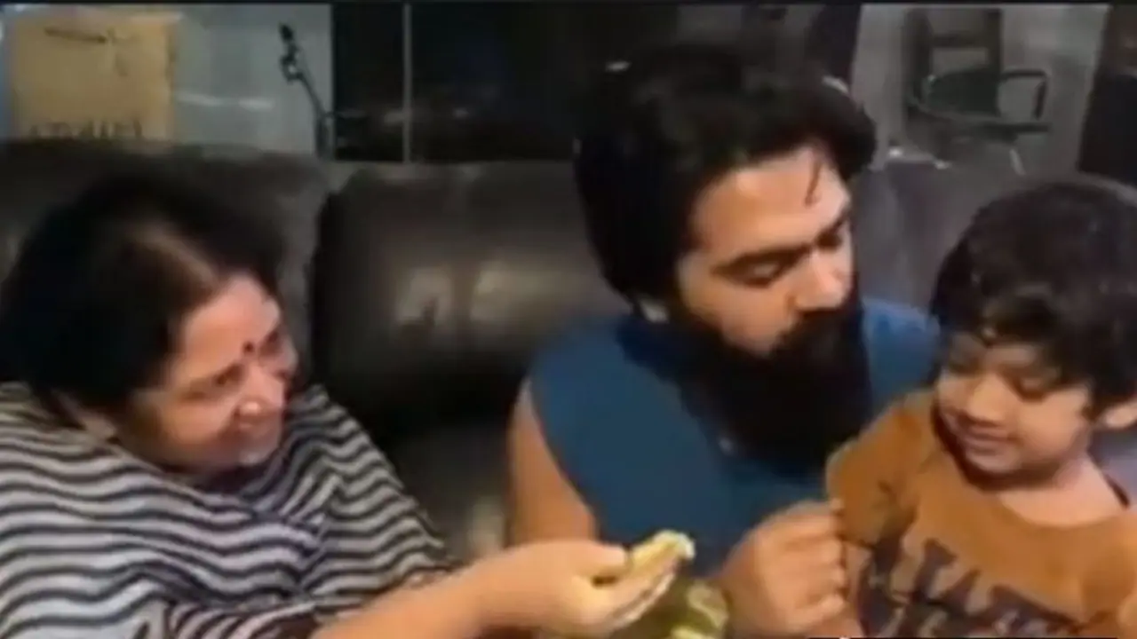 “எங்க அம்மா எனக்கு ஊட்டிவிடுறாங்க”... தங்கச்சி மகனை வெறுப்பேற்றிய சிம்பு... க்யூட் வீடியோ...! “எங்க அம்மா எனக்கு ஊட்டிவிடுறாங்க”... தங்கச்சி மகனை வெறுப்பேற்றிய சிம்பு... க்யூட் வீடியோ...!