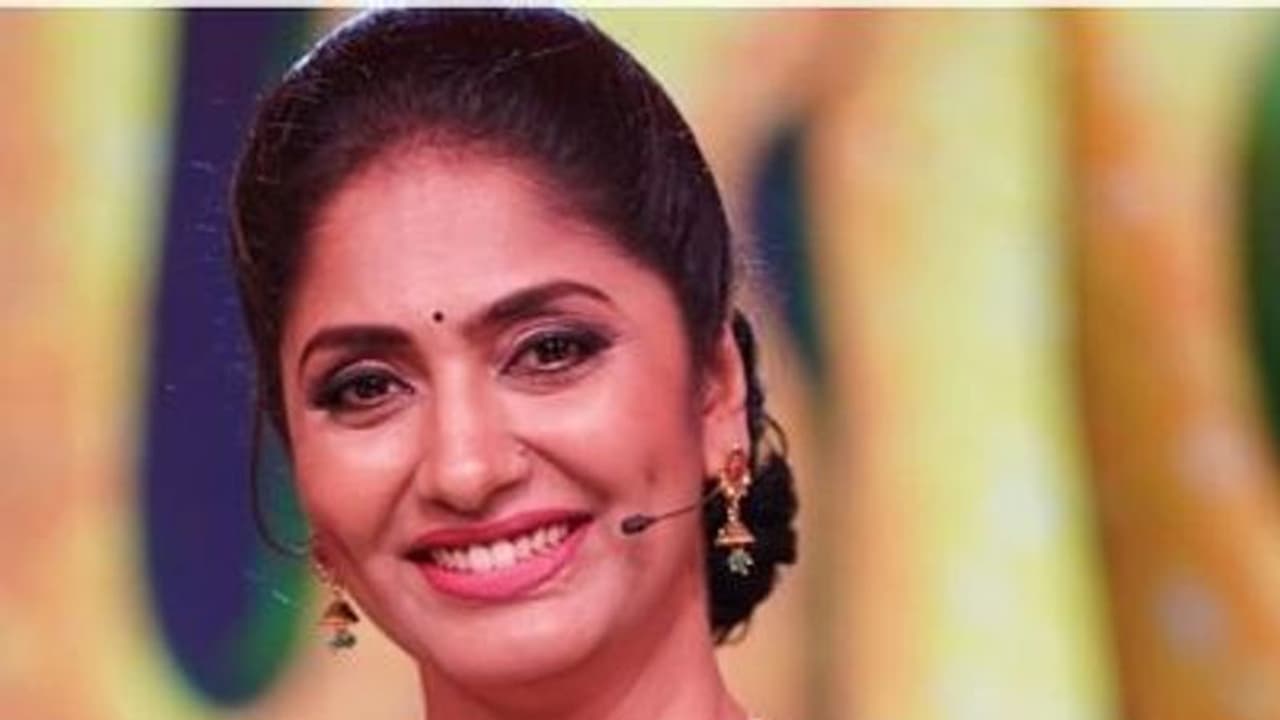 సినిమా వాళ్ళ ఇళ్లల్లో పెళ్లి, విడాకులు అయితే.. కొన్ని కాకులు అంటూ విరుచుకుపడ్డ యాంకర్ ఝాన్సీ