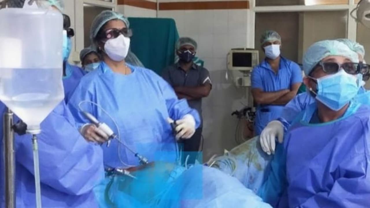 സംസ്ഥാനത്ത് സർക്കാർ മേഖലയിലെ ആദ്യ ത്രീഡി ലാപ്രോസ്കോപ്പിക് മെഷീൻ വഴിയുള്ള ശസ്ത്രക്രിയ തിരുവനന്തപുരം എസ്എടിയിൽ സംസ്ഥാനത്ത് സർക്കാർ മേഖലയിലെ ആദ്യ ത്രീഡി ലാപ്രോസ്കോപ്പിക് മെഷീൻ വഴിയുള്ള ശസ്ത്രക്രിയ തിരുവനന്തപുരം എസ്എടിയിൽ