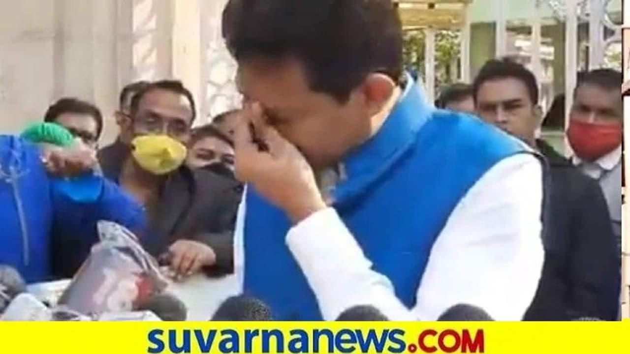 ಮತ್ತೊಬ್ಬ ಸಚಿವ ರಾಜೀನಾಮೆ : ಸಾರ್ವಜನಿಕವಾಗಿಯೇ ಬಿಕ್ಕಿ ಬಿಕ್ಕಿ ಅತ್ತರು ಮತ್ತೊಬ್ಬ ಸಚಿವ ರಾಜೀನಾಮೆ : ಸಾರ್ವಜನಿಕವಾಗಿಯೇ ಬಿಕ್ಕಿ ಬಿಕ್ಕಿ ಅತ್ತರು