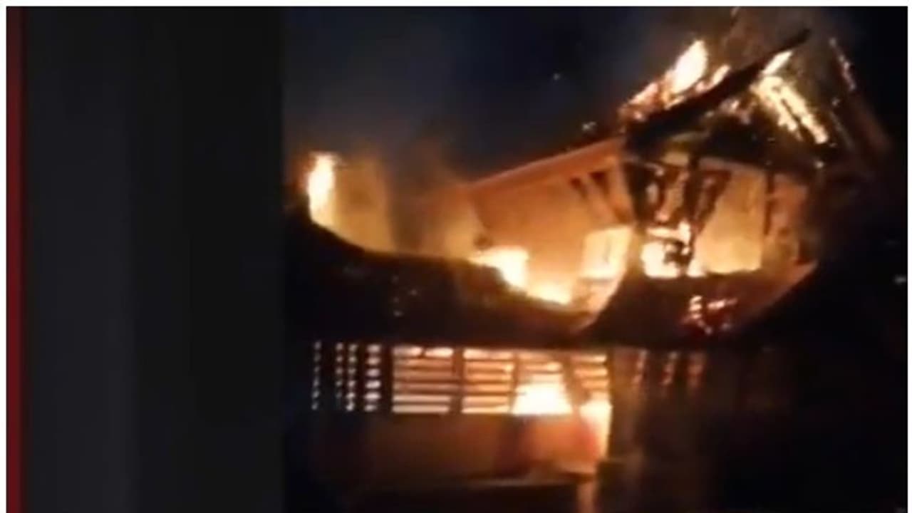 കൊല്ലം മുളങ്കാടകം ദേവീക്ഷേത്രത്തിൽ തീപിടുത്തം; മുൻവശം കത്തിനശിച്ചു