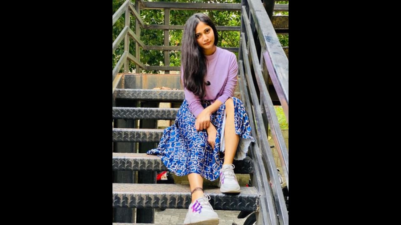 பாவாடை தாவணியில் சுற்றி சுழன்று ஆட்டம் போடும் லாஸ்லியா... இடையழகை காட்டி இம்சிக்கும் வீடியோ...! பாவாடை தாவணியில் சுற்றி சுழன்று ஆட்டம் போடும் லாஸ்லியா... இடையழகை காட்டி இம்சிக்கும் வீடியோ...!