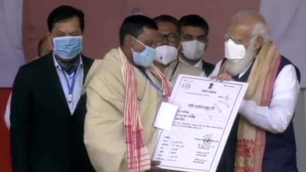 असम दौरे पर मोदी, कहा हमारी सरकार बनी तो गैस कनेक्शन 40% से बढ़कर 99% हुआ, जानें 10 बड़ी बातें असम दौरे पर मोदी, कहा हमारी सरकार बनी तो गैस कनेक्शन 40% से बढ़कर 99% हुआ, जानें 10 बड़ी बातें