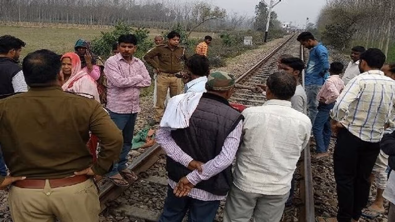 UP पुलिस का अमानवीय चेहरा: रातभर रोई लड़की, सुबह ट्रेन से कटकर दी जान, थानेदार बना विलेन UP पुलिस का अमानवीय चेहरा: रातभर रोई लड़की, सुबह ट्रेन से कटकर दी जान, थानेदार बना विलेन