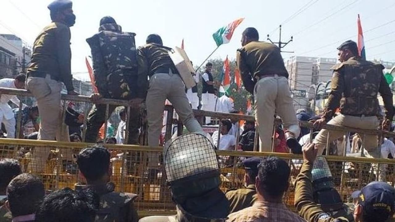 MP में कांग्रेस का प्रदर्शन: पुलिस ने छोड़े आंसू गैस के गोले, दिग्विजय सिंह समेत कई नेता गिरफ्तार MP में कांग्रेस का प्रदर्शन: पुलिस ने छोड़े आंसू गैस के गोले, दिग्विजय सिंह समेत कई नेता गिरफ्तार