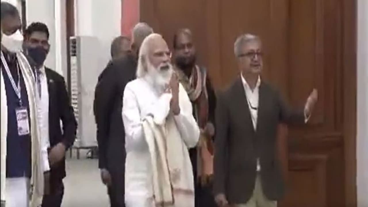 ন্যাশনাল লাইব্রেরি পরিদর্শন করলেন প্রধানমন্ত্রী, সেখানে কিছুক্ষণ সময় কাটালেন মোদী ন্যাশনাল লাইব্রেরি পরিদর্শন করলেন প্রধানমন্ত্রী, সেখানে কিছুক্ষণ সময় কাটালেন মোদী