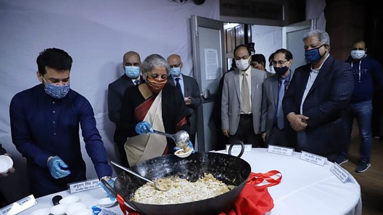 Budget 2022 : हलवा सेरेमनी की टूटी परंपरा, वित्त मंत्री ने बांटी मिठाई, नहीं हुआ बजट छपाई का काम, देखें वजह