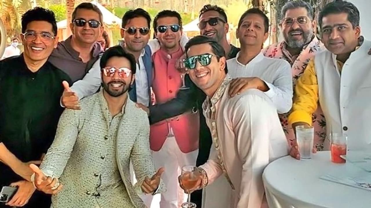 हल्दी मेहंदी और संगीत की रस्मों के बीच सामने आई वरुण धवन की फोटो, भाई और दोस्तों संग यूं दिया पोज हल्दी मेहंदी और संगीत की रस्मों के बीच सामने आई वरुण धवन की फोटो, भाई और दोस्तों संग यूं दिया पोज