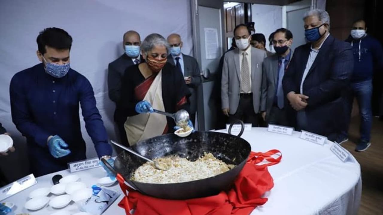 ബജറ്റിന് മുമ്പുളള ഹൽവാ ചടങ്ങ് നടന്നു: 'യൂണിയൻ ബജറ്റ് മൊബൈൽ ആപ്പിലൂടെ' ബജറ്റ് രേഖകൾ ലഭ്യമാകും ബജറ്റിന് മുമ്പുളള ഹൽവാ ചടങ്ങ് നടന്നു: 'യൂണിയൻ ബജറ്റ് മൊബൈൽ ആപ്പിലൂടെ' ബജറ്റ് രേഖകൾ ലഭ്യമാകും