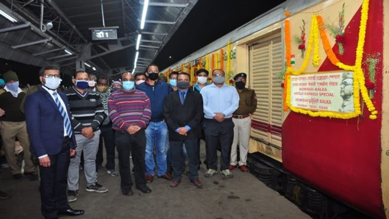 পথ চলা শুরু করল 'নেতাজী এক্সপ্রেস', পরাক্রম দিবসে হাওড়া স্টেশন থেকে রওনা ট্রেন পথ চলা শুরু করল 'নেতাজী এক্সপ্রেস', পরাক্রম দিবসে হাওড়া স্টেশন থেকে রওনা ট্রেন
