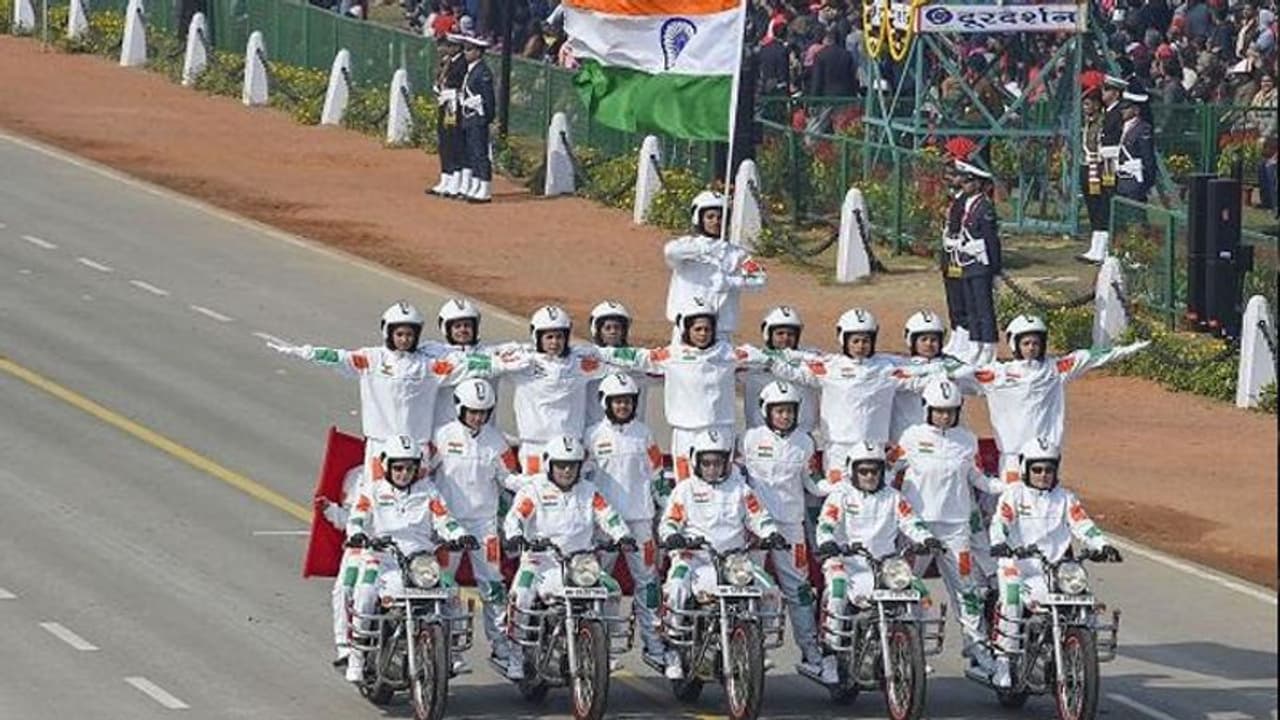 Republic Day : 5 दशक में पहली बार कोई मुख्य अतिथि नहीं; जानिए इस बार परेड में क्या है नया और क्या बदला Republic Day : 5 दशक में पहली बार कोई मुख्य अतिथि नहीं; जानिए इस बार परेड में क्या है नया और क्या बदला