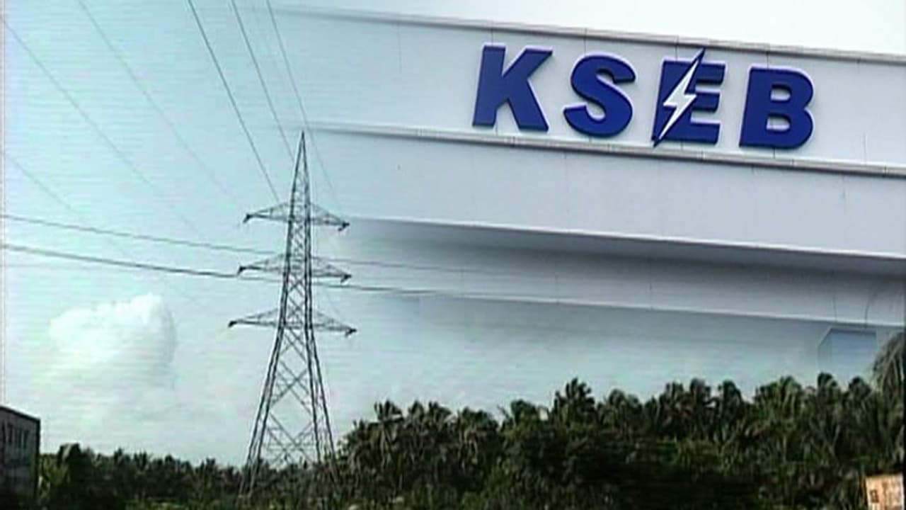 മഴക്കെടുതി; കെഎസ്ഇബിക്ക് പന്ത്രണ്ടരകോടിയുടെ നഷ്ടം, മൂന്നരലക്ഷം കണക്ഷനുകള്‍ റദ്ദായി, അണക്കെട്ടുകള്‍ തുറക്കില്ല