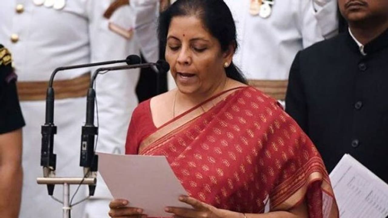 കേന്ദ്ര ബജറ്റ് 2021: ധനമന്ത്രി നിർമല സീതാരാമൻ സാമ്പത്തിക സർവേ റിപ്പോർട്ട് സഭയിൽ വച്ചു കേന്ദ്ര ബജറ്റ് 2021: ധനമന്ത്രി നിർമല സീതാരാമൻ സാമ്പത്തിക സർവേ റിപ്പോർട്ട് സഭയിൽ വച്ചു