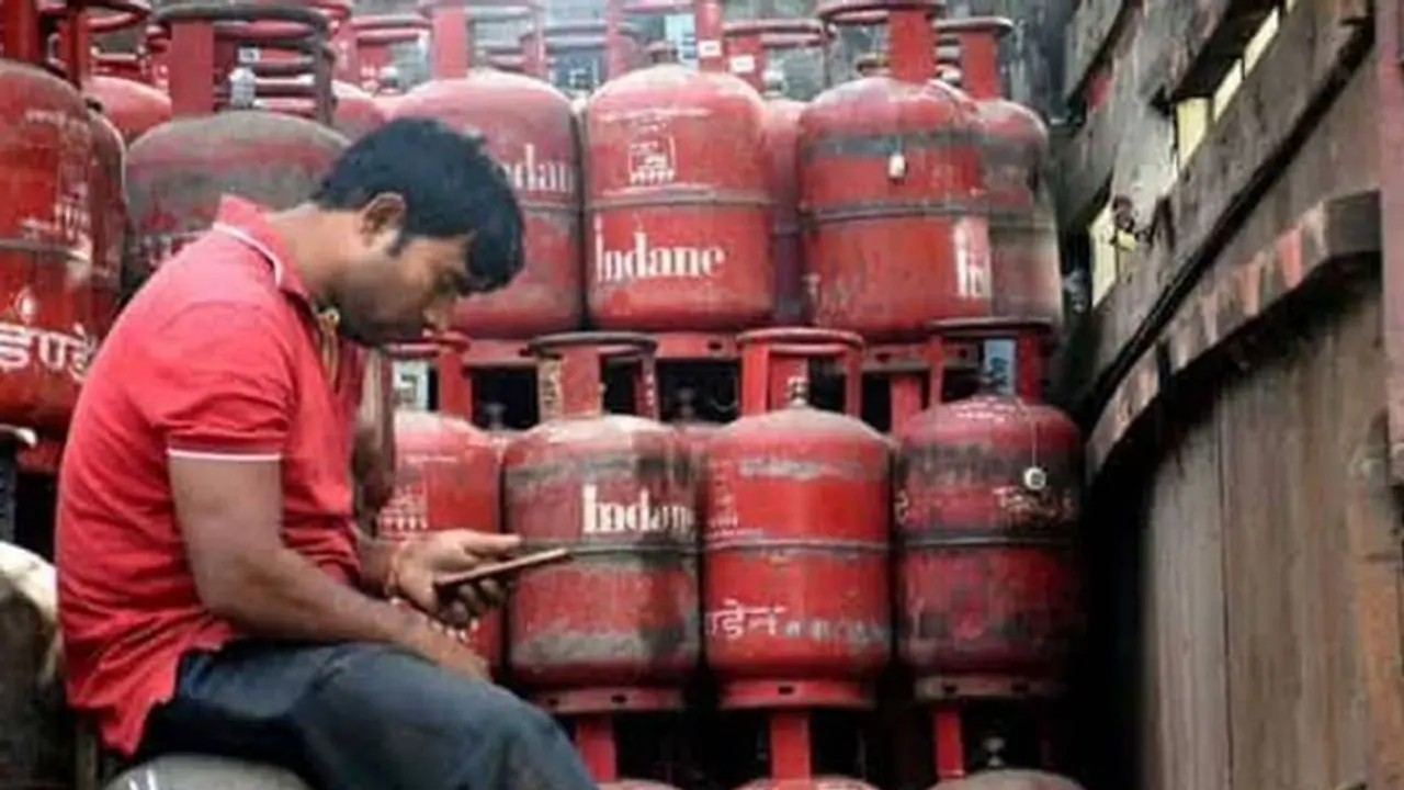 ಗ್ಯಾಸ್ ಶಾಕ್ ಮೇಲೆ ಶಾಕ್: ಐದೇ ದಿನದಲ್ಲಿ 50 ರೂ. ಏರಿಕೆ! ಗ್ಯಾಸ್ ಶಾಕ್ ಮೇಲೆ ಶಾಕ್: ಐದೇ ದಿನದಲ್ಲಿ 50 ರೂ. ಏರಿಕೆ!