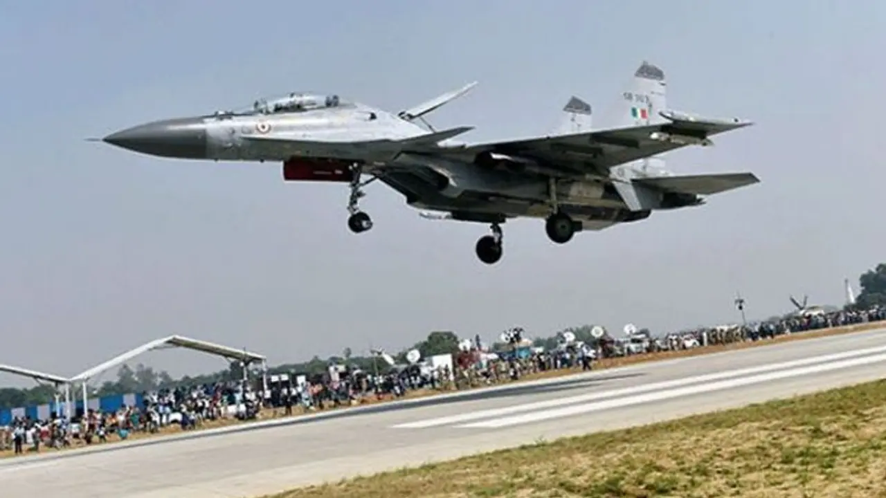पूर्वांचल एक्सप्रेस वे पर उतरेंगे फाइटर प्लेन, यूपी में दूसरी बार हुआ ऐसा प्रयोग पूर्वांचल एक्सप्रेस वे पर उतरेंगे फाइटर प्लेन, यूपी में दूसरी बार हुआ ऐसा प्रयोग