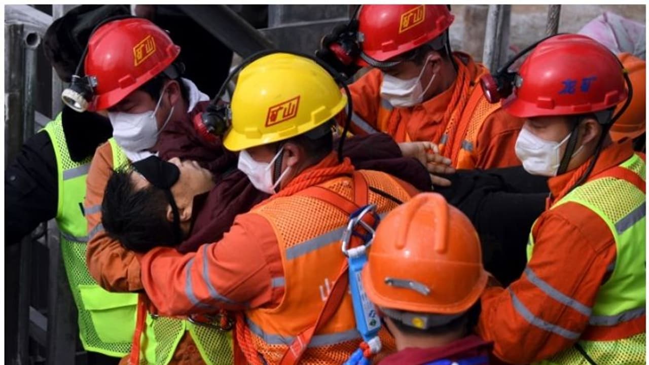 14 ദിവസം തൊഴിലാളികള് സ്വര്ണഖനിയില് കുടുങ്ങി; ഒടുവില് പുതുജീവിതത്തിലേക്ക് 14 ദിവസം തൊഴിലാളികള് സ്വര്ണഖനിയില് കുടുങ്ങി; ഒടുവില് പുതുജീവിതത്തിലേക്ക്