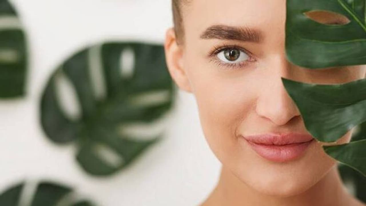 തിളക്കമുള്ള ചര്‍മ്മം വേണോ? ഈ ഭക്ഷണങ്ങള്‍ ഡയറ്റില്‍ ഉള്‍പ്പെടുത്താം...