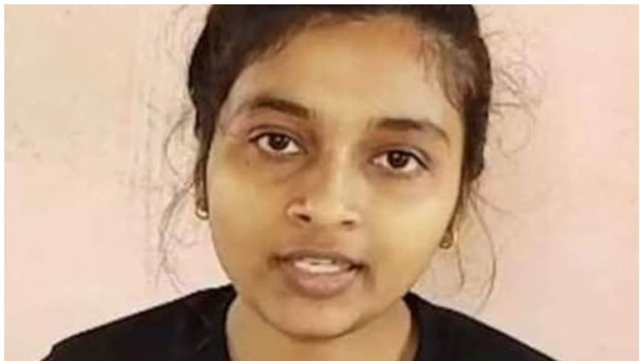 'ബാലികാ ദിനത്തിലെ സമ്മാനം'; ഒറ്റ ദിവസം മുഖ്യമന്ത്രി കസേരയില് 19കാരി 'ബാലികാ ദിനത്തിലെ സമ്മാനം'; ഒറ്റ ദിവസം മുഖ്യമന്ത്രി കസേരയില് 19കാരി