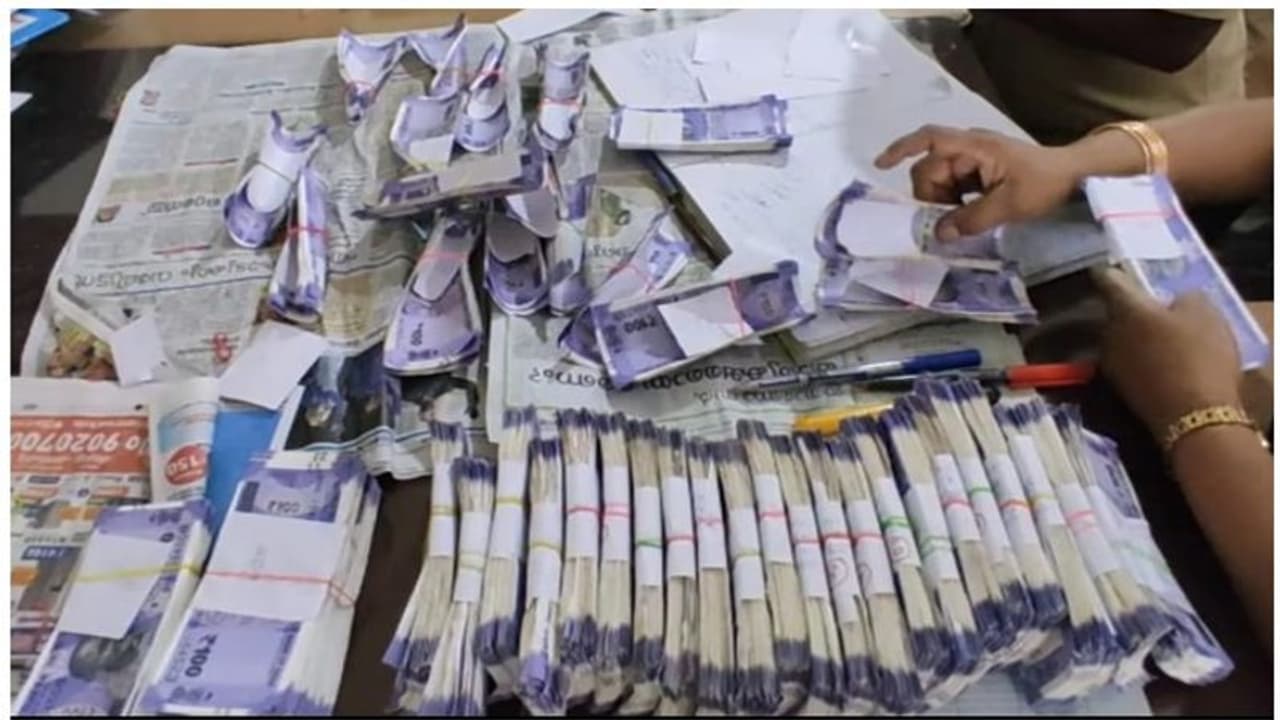 ഇടുക്കിയിൽ 3 ലക്ഷം രൂപയുടെ കള്ളനോട്ടുമായി ആറംഗ സംഘം പിടിയിൽ ഇടുക്കിയിൽ 3 ലക്ഷം രൂപയുടെ കള്ളനോട്ടുമായി ആറംഗ സംഘം പിടിയിൽ