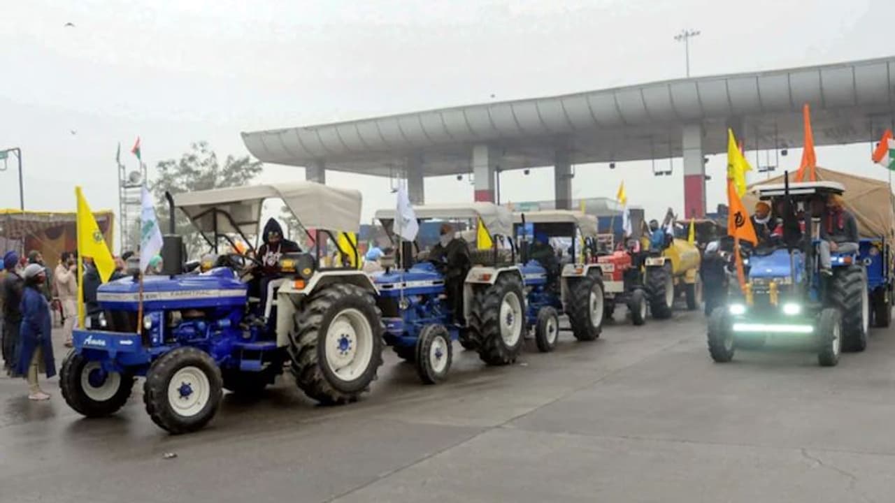 ട്രാക്ടറിൽ ദേശീയ പതാകയും കർഷക സംഘടനാ പതാകകളും മാത്രം, കർഷകർക്ക് നിർദ്ദേശങ്ങളുമായി സംയുക്ത കിസാൻ മോർച്ച ട്രാക്ടറിൽ ദേശീയ പതാകയും കർഷക സംഘടനാ പതാകകളും മാത്രം, കർഷകർക്ക് നിർദ്ദേശങ്ങളുമായി സംയുക്ത കിസാൻ മോർച്ച