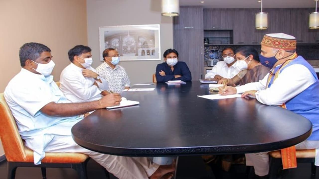 తిరుపతి వివాదం: పవన్ కల్యాణ్ తో బిజెపి నేతల భేటీ తిరుపతి వివాదం: పవన్ కల్యాణ్ తో బిజెపి నేతల భేటీ