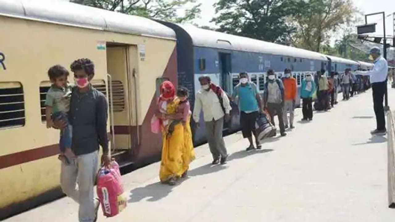 বাড়ছে করোনার কোপ, সতর্কতা বাড়াতেই তুঙ্গে রেলের ভাড়া, প্লাটফর্ম ও স্বল্পদূরত্বের টিকিটের মূল্য আকাশ ছোঁয়া বাড়ছে করোনার কোপ, সতর্কতা বাড়াতেই তুঙ্গে রেলের ভাড়া, প্লাটফর্ম ও স্বল্পদূরত্বের টিকিটের মূল্য আকাশ ছোঁয়া