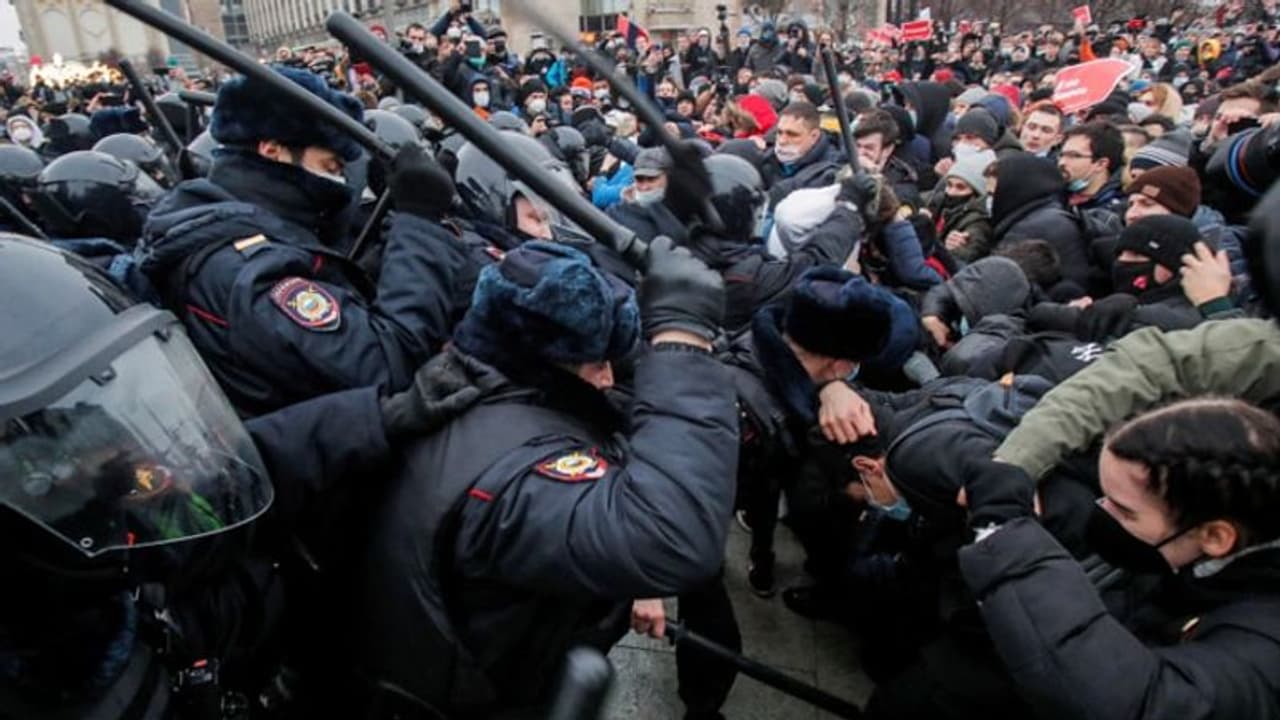 టాయ్ లెట్ క్లీన్ చేసే బ్రష్.. రూ.45వేలు.. ప్రధాని రాజీనామాకు నిరసనలు టాయ్ లెట్ క్లీన్ చేసే బ్రష్.. రూ.45వేలు.. ప్రధాని రాజీనామాకు నిరసనలు