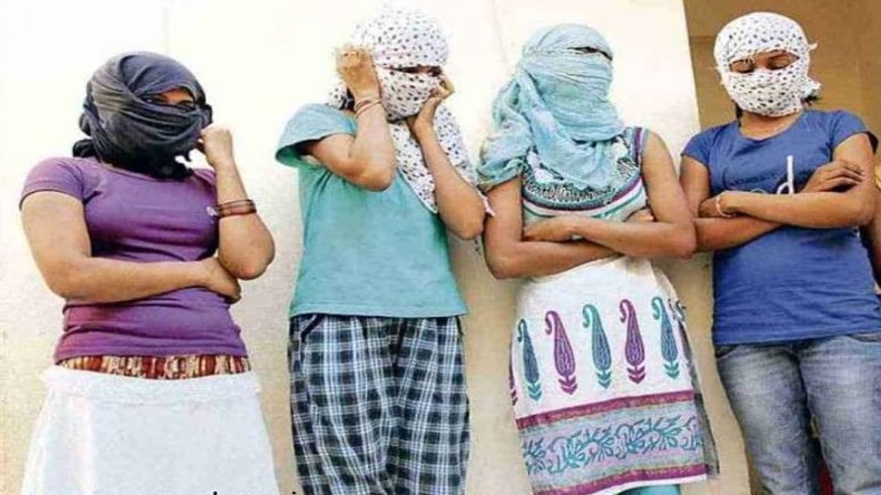 प्यार के जाल में फंसाकर 1 साल में बर्बाद कर दिया परिवार, 3 बहन और 1 बेटी से एक ही दरिंदे ने किया रेप प्यार के जाल में फंसाकर 1 साल में बर्बाद कर दिया परिवार, 3 बहन और 1 बेटी से एक ही दरिंदे ने किया रेप