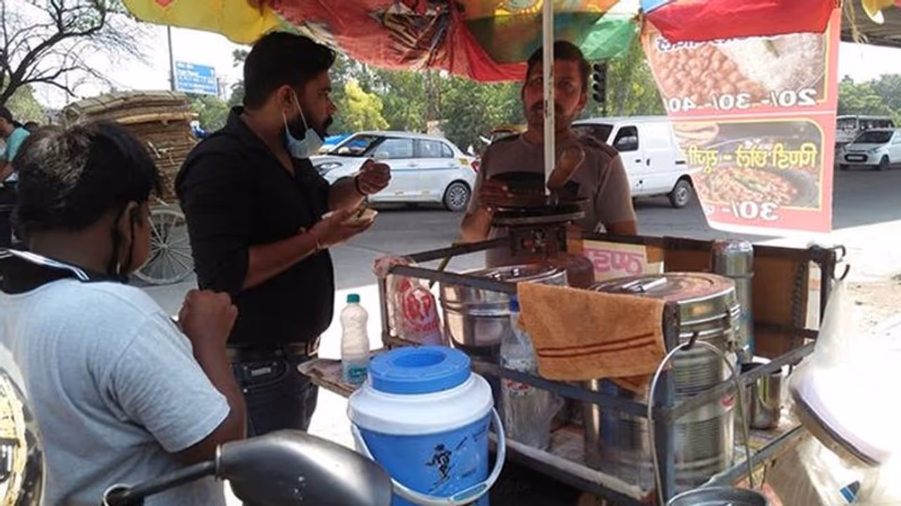 How Deepak, a snack seller, sustained himself during lockdown and earns good profits now How Deepak, a snack seller, sustained himself during lockdown and earns good profits now