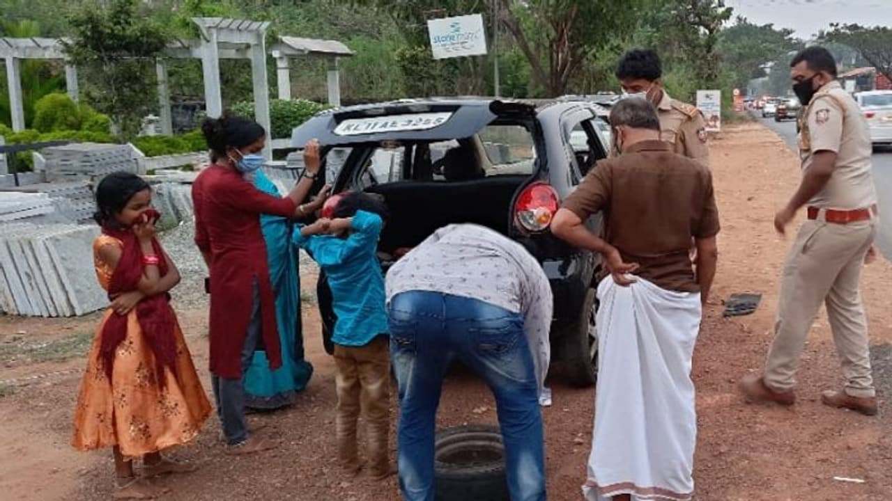 വഴിയിൽ കുടുങ്ങിയ വിവാഹ യാത്രികരുടെ വണ്ടിക്ക് 'പഞ്ചർ ഒട്ടിച്ച്' ടയർ ഫിറ്റ് ചെയ്ത് നൽകി മോട്ടോർ വാഹന ഉദ്യോഗസ്ഥർ