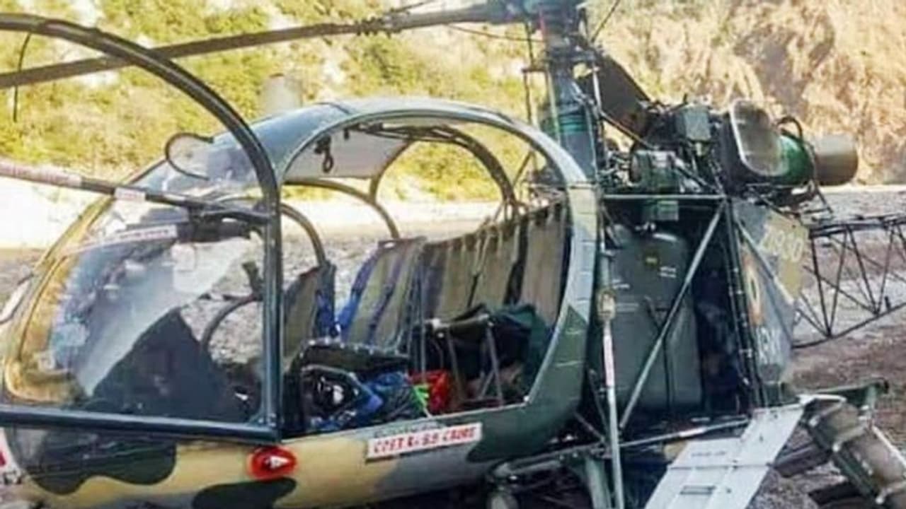 जम्मू कश्मीर में सेना का हेलीकॉप्टर दुर्घटनाग्रस्त, एक पायलट की मौत, दो घायल जम्मू कश्मीर में सेना का हेलीकॉप्टर दुर्घटनाग्रस्त, एक पायलट की मौत, दो घायल