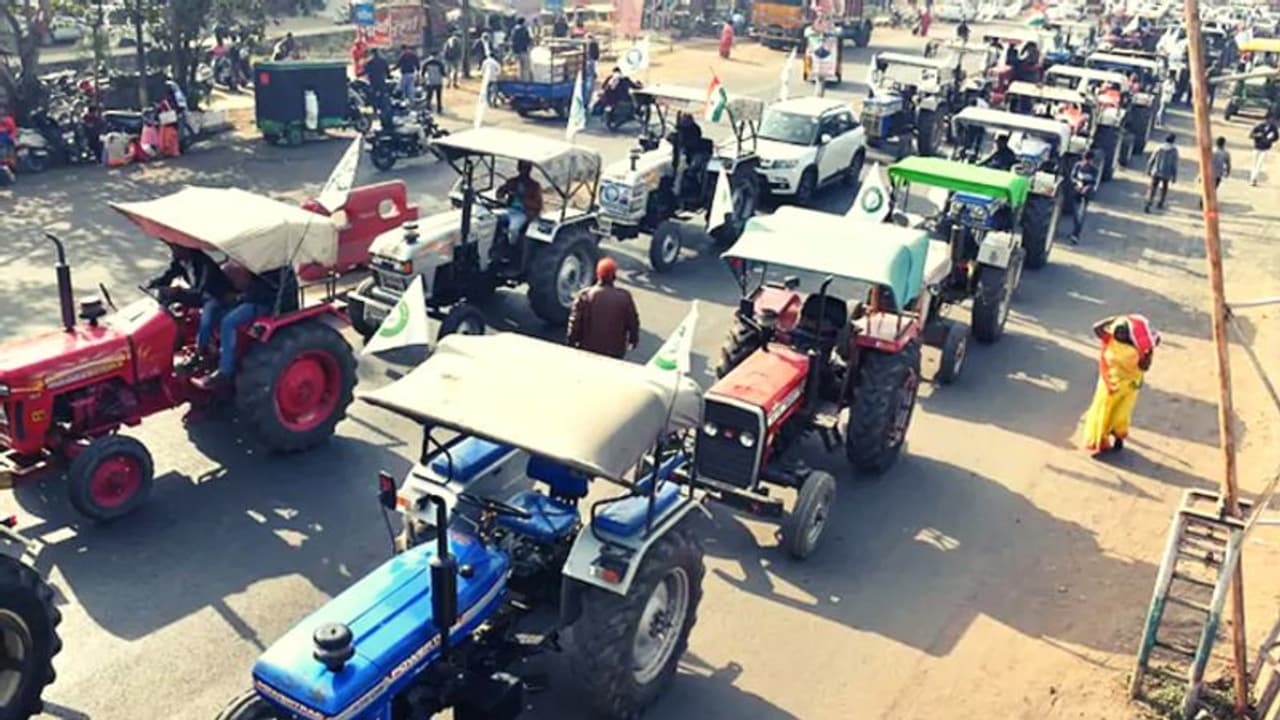 కిసాన్ పరేడ్ : ఢిల్లీలోకి ప్రవేశించిన ట్రాక్టర్లు.. టిక్రీ వద్ద ఉద్రిక్తత..