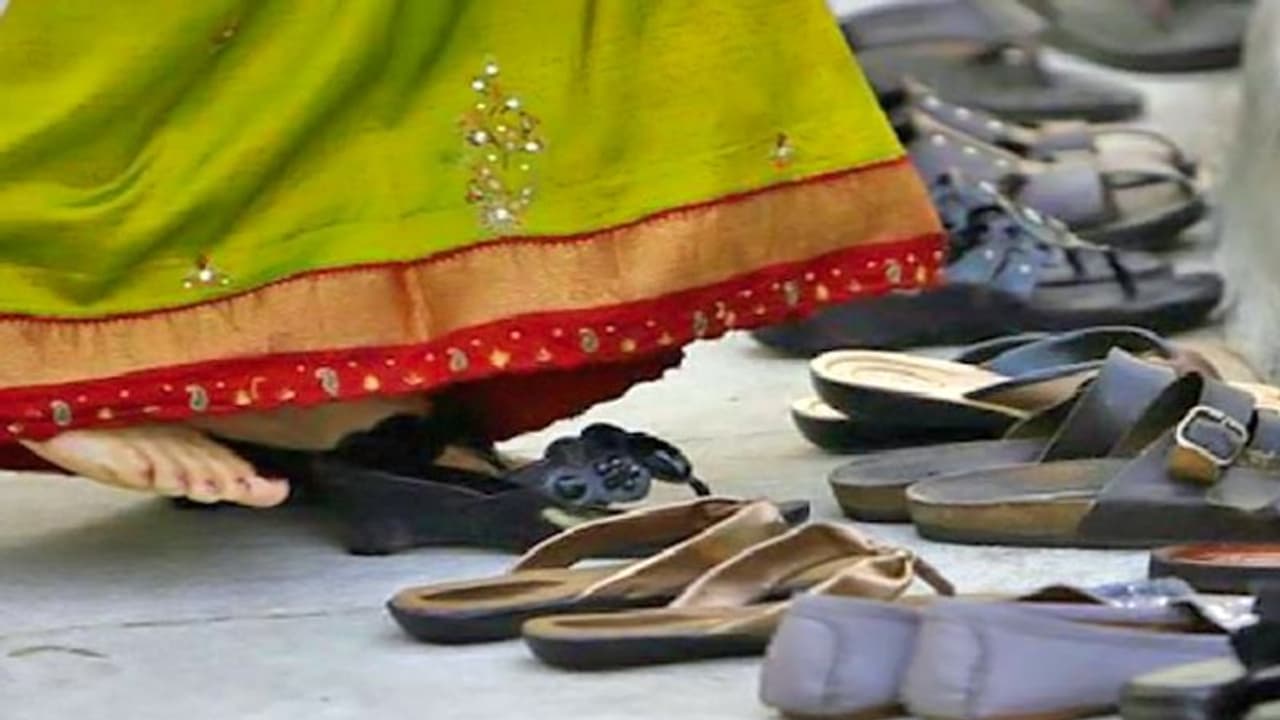 দুর্গা মা থাকাকালীন ভুলেও এভাবে জুতা চপ্পল রাখবেন না, ঘরে আসতে পারে দুর্ভাগ্য