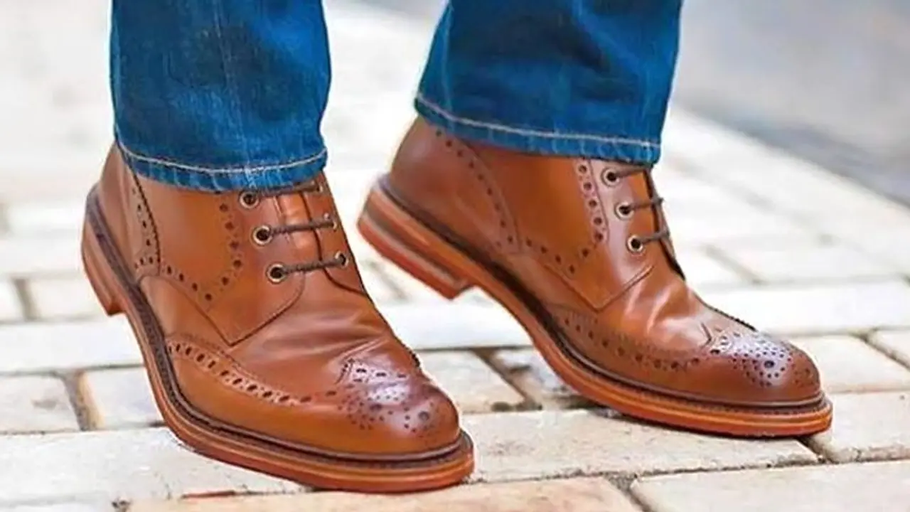 এই রংয়ের জুতো কখনও পরবেন না! আচমকা হয়ে যেতে পারে আর্থিক ক্ষতি