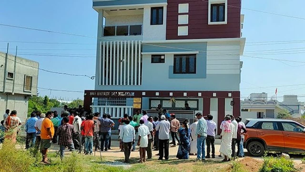 మదనపల్లె అక్కాచెల్లెళ్ల హత్య కేసులో చిక్కుముడులు ఇవే... మదనపల్లె అక్కాచెల్లెళ్ల హత్య కేసులో చిక్కుముడులు ఇవే...