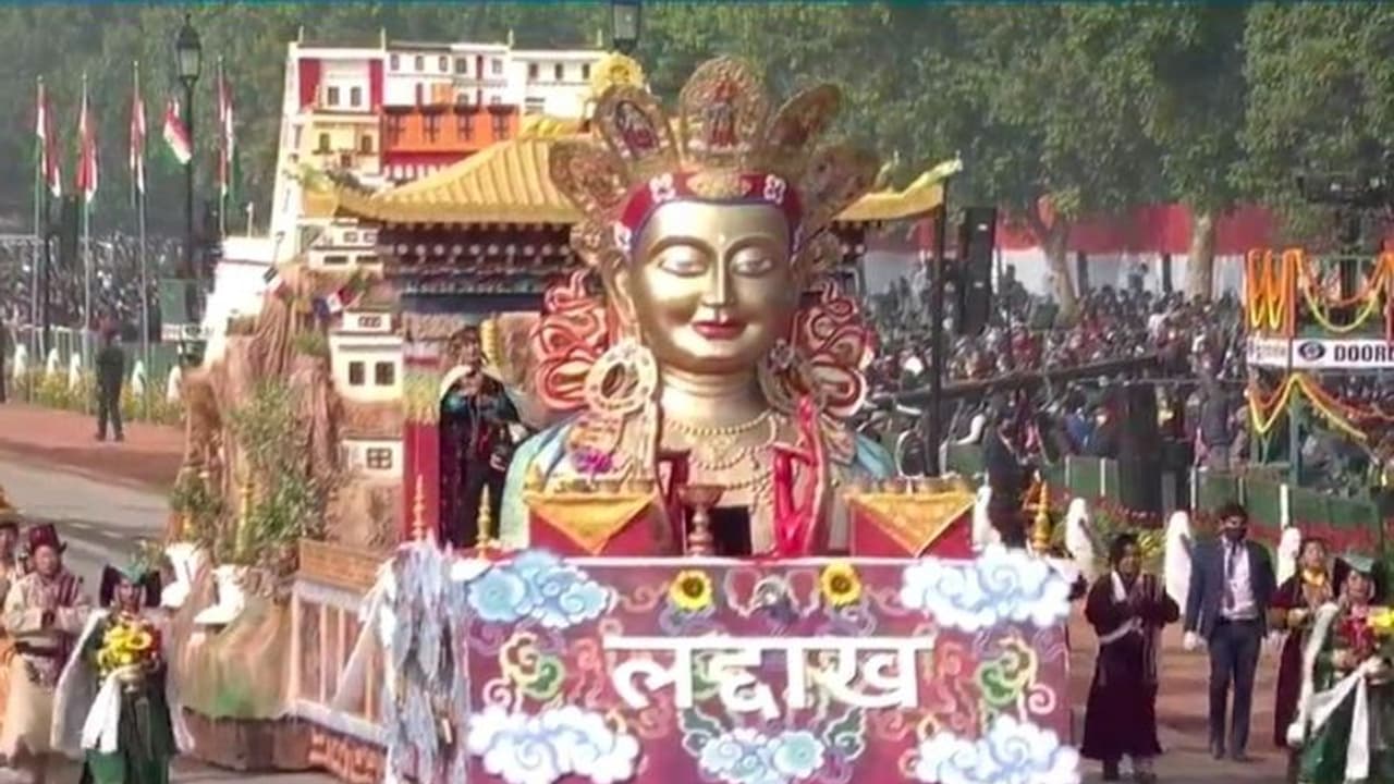 സൈനിക ശേഷിയും സാംസ്കാരിക വൈവിധ്യവും എടുത്ത് കാട്ടി, വർണ്ണാഭം, പ്രൗഢം റിപ്പബ്ലിക്ക് പരേഡ്